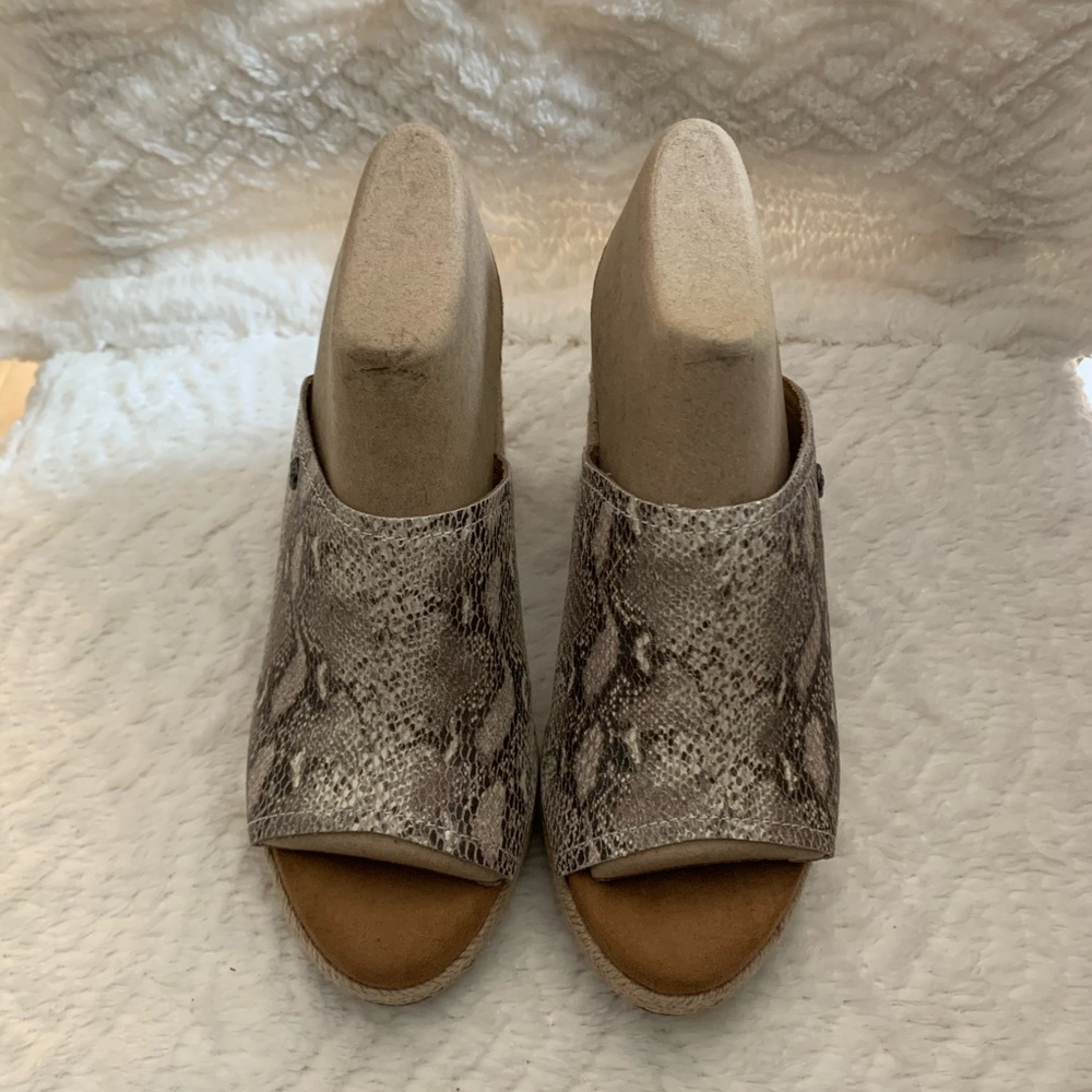 NIB Yellowbox snake skin print wedges. SZ 8.